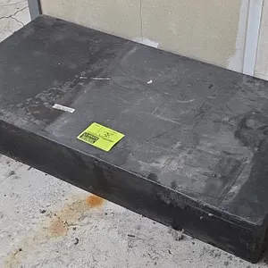 Poly dunnage rack. Features solid top deck and molded plastic construction. 40" x 20".