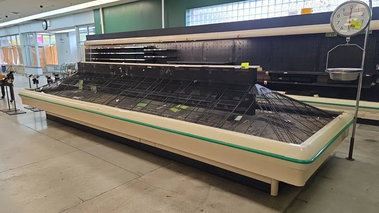 Hillphoenix OIPB8 produce island display cases. Features dual-sided open refrigerated display, black wire racks, and green bumper trim. Dimensions: 8'
