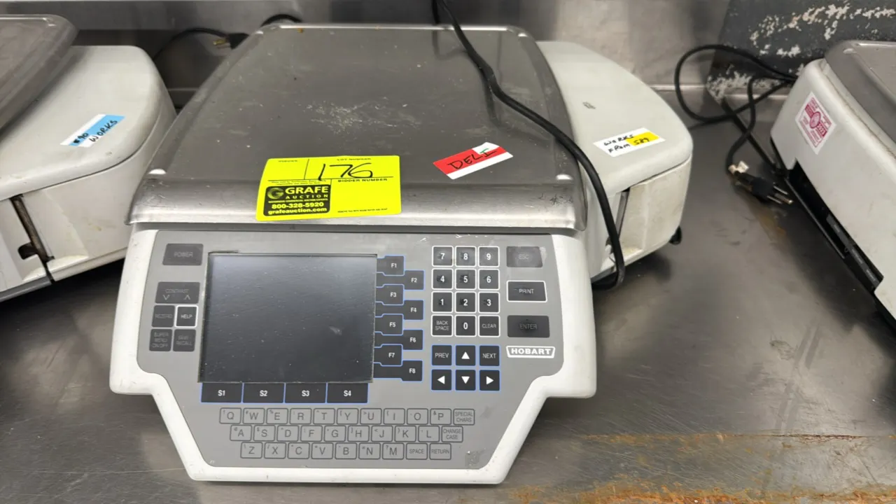Hobart Quantum electronic scale with label printer. Features 30 lb capacity, stainless steel weighing platter, digital display, alphanumeric keypad, a