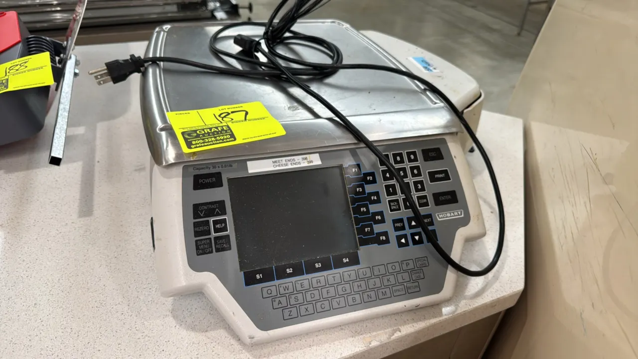 Hobart Quantum electronic scale with label printer. Features 30 lb capacity (30 x 0.01 lb), stainless steel weigh platter, integrated thermal label pr
