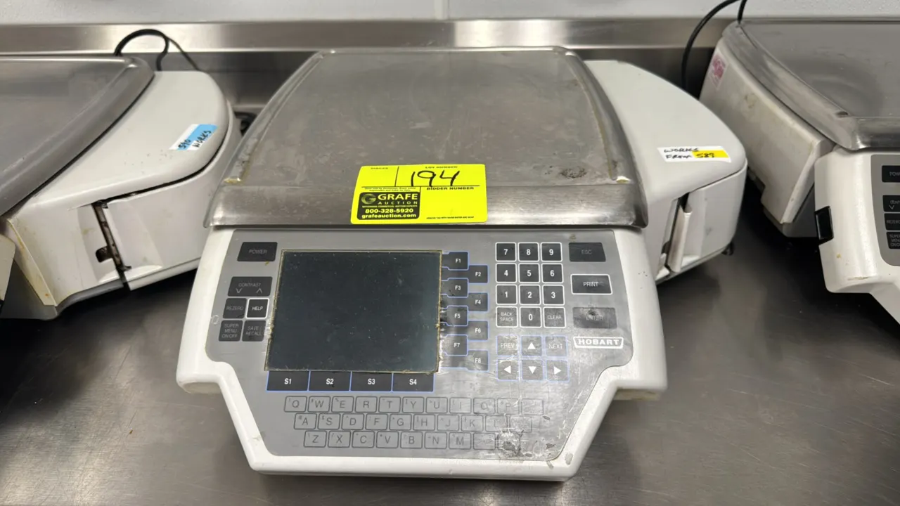 Hobart Quantum electronic scale with label printer. Features 30 lb capacity, stainless steel weighing platter, digital display, full numeric and funct
