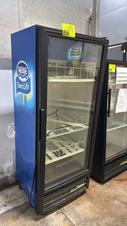 True GDM-12-HC-LD self-contained single glass door beverage merchandiser cooler. Features LED interior lighting, wire shelves with bottle organizer gl