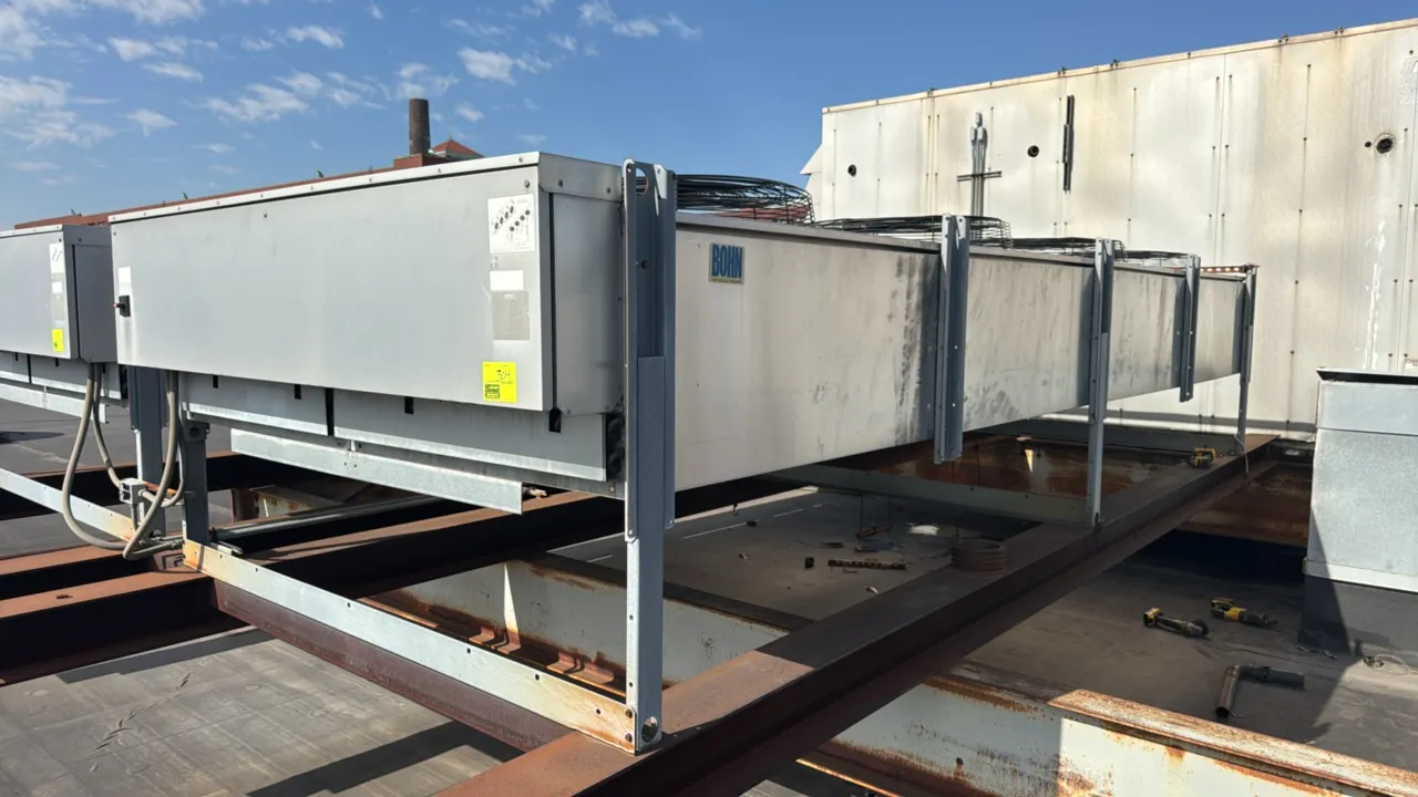Bohn rooftop condenser. Designed for an 8-fan configuration featuring Heatcraft Floating Tube coil technology. Heavy-gauge metal cabinet on raised sup
