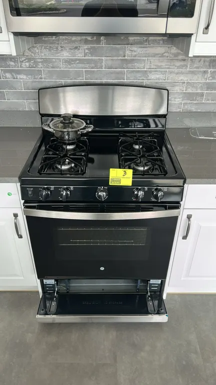 GE Appliances JGBS30RET1SS 4-burner freestanding gas range. Features stainless steel and black finish, 4 sealed gas burners with cast grates, front co