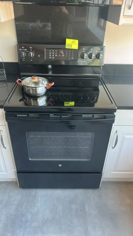 GE Appliances JB735DP4BB freestanding electric convection range. Features a smooth ceramic glass cooktop with 5 radiant elements including warming zon