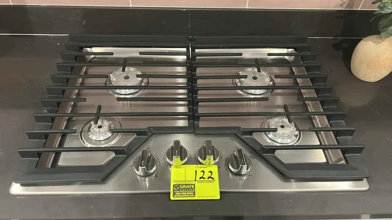 Whirlpool WCG55US0HS05 4-burner gas cooktop. Features stainless steel surface, continuous cast iron grates, and front control knobs. 30"W. S/N: DC1301