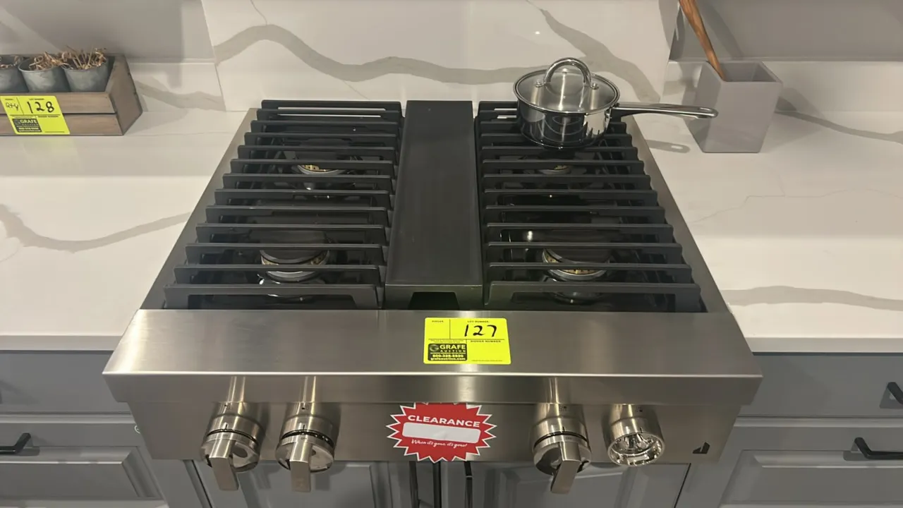 JennAir NOIR JGCP430HM00 4-burner gas rangetop. Features stainless steel finish, continuous cast iron grates, and front control knobs. 30"W. S/N: DC10
