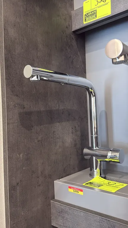 Ganges pull-out kitchen faucet. Features polished chrome finish, single-lever control, and pull-out spray spout. Model: FA.PAL.01.004. Note: Display s