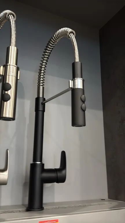 Mekong FA.PAI.01.008 pull-out kitchen faucet. Features a matte black finish, flexible spring spout, dual-function pull-down spray head, and single-lev