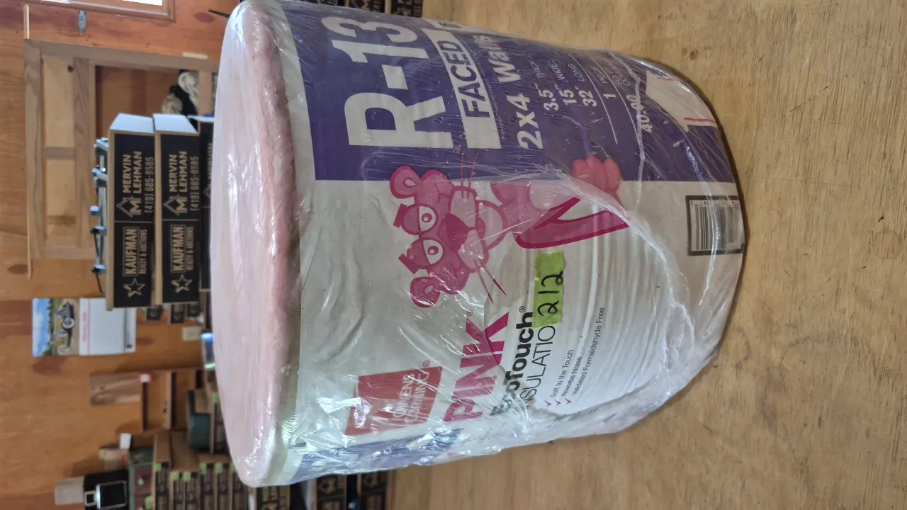 FULL ROLL OF FIBERGLASS INSULATION