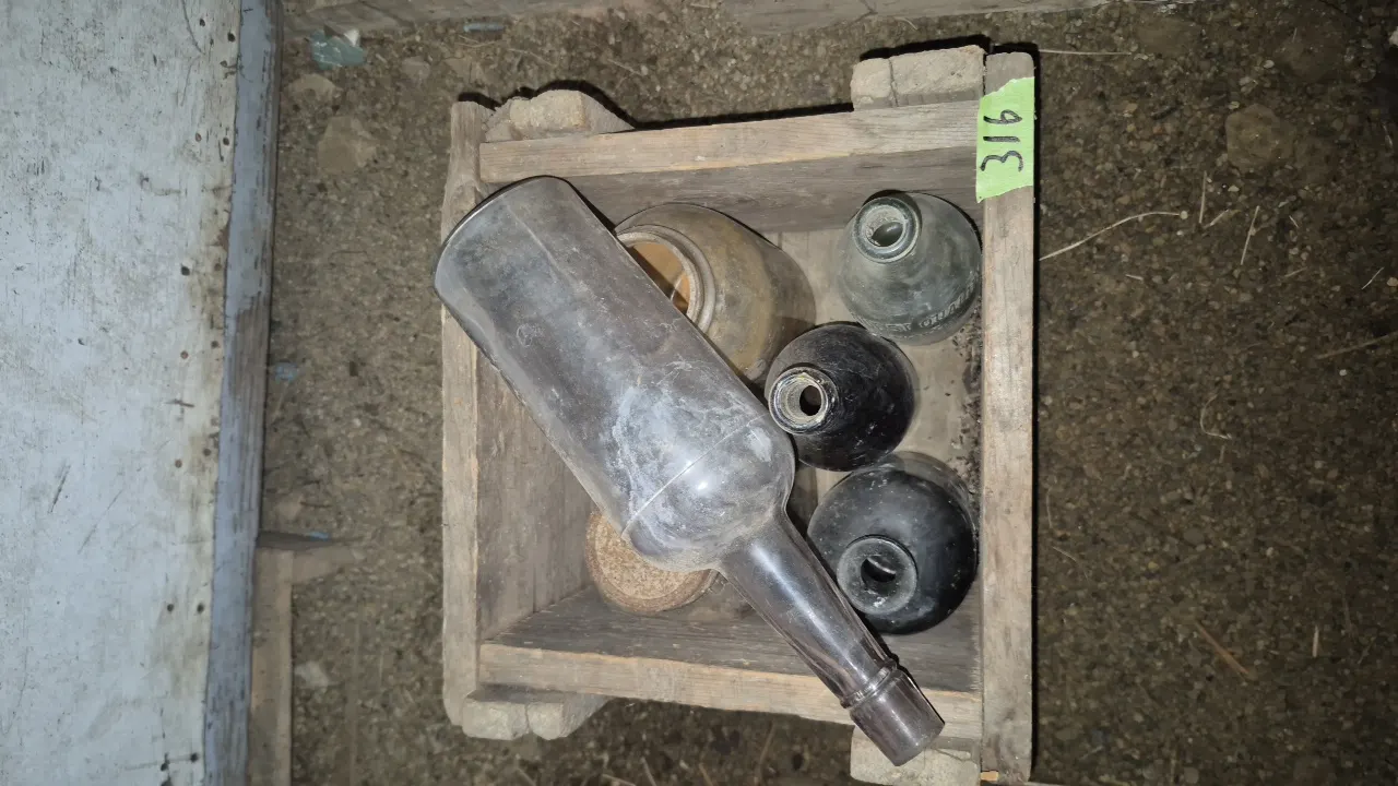 ASSORTED GLASS BOTTLES IN WOODEN CRATE