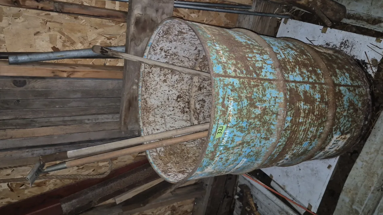 55 GAL DRUM WITH WOOD HANDLES