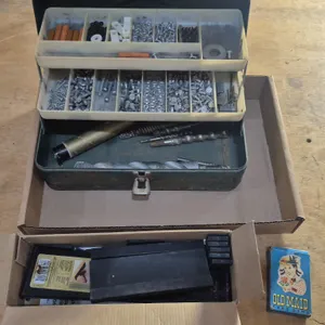 TACKLE BOX WITH FASTENERS