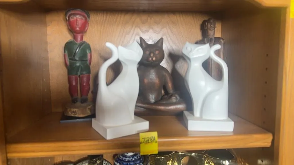 STYLIZED CAT BOOKENDS