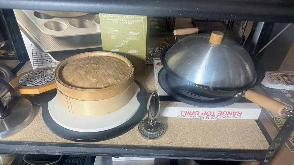 ASSORTED BAKING UTENSILS