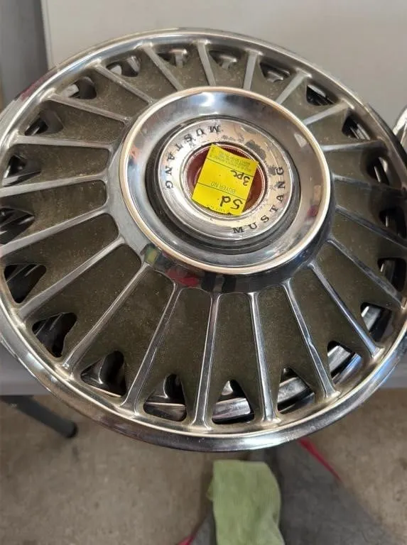 FORD MUSTANG HUB CAPS (3)