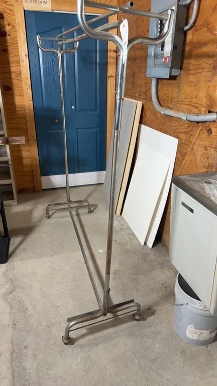 METAL CLOTHES RACK