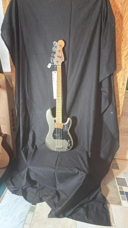 75TH ANNIVERSARY FENDER PRECISION BASS