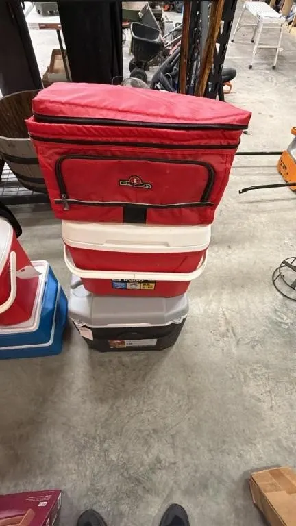 Igloo Cooler Collection: Soft-Sided & Hard Case