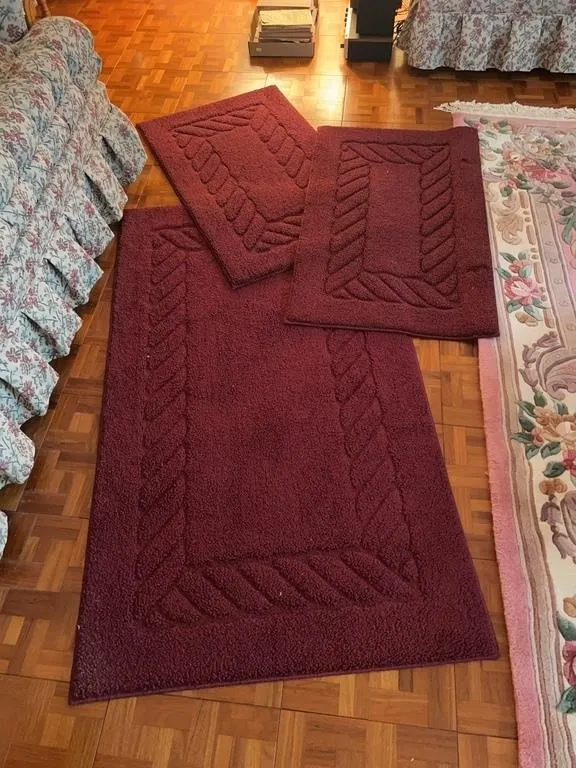 Burgundy Tufted Bath Rug and Runner Set with Rope