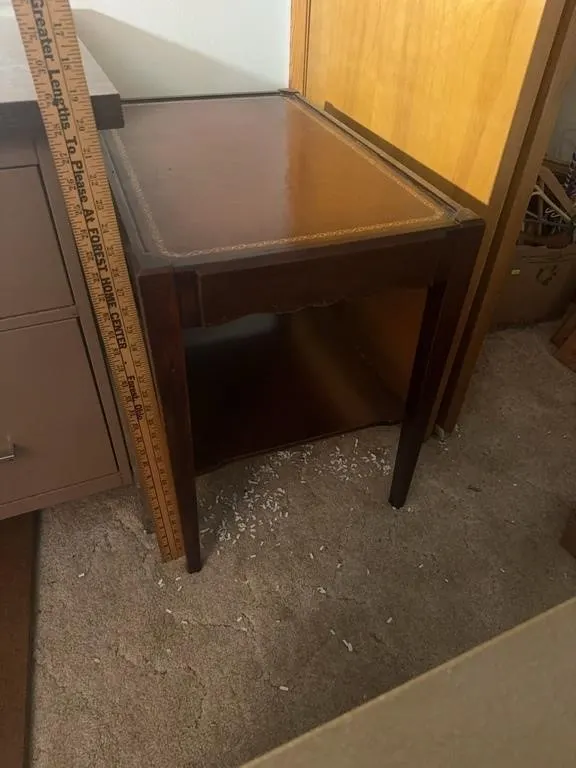 Traditional Mahogany Finish End Table with Gilt To