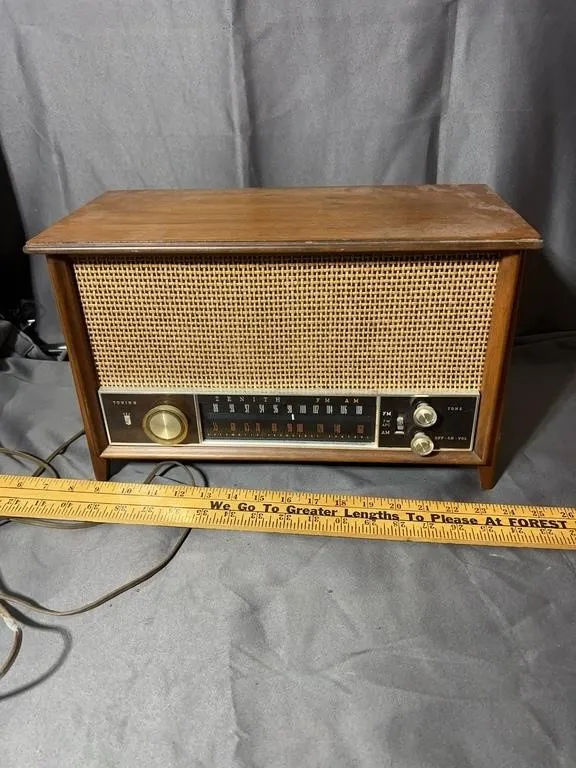 Zenith Long Distance AM FM Vacuum Tube Tabletop Ra