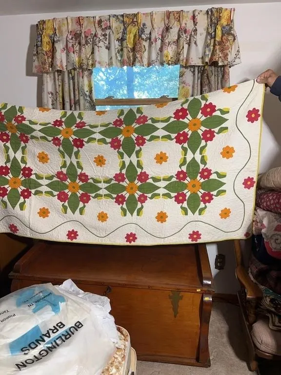 Appliqué Floral Botanical Quilt with Scalloped Vi