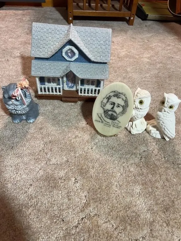 Plastic Canvas Dollhouse and Mixed Decorative Figu