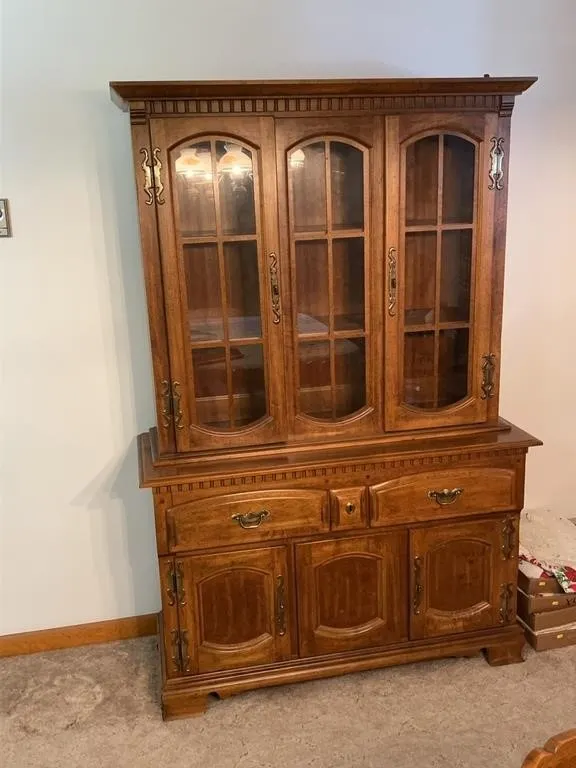 Tennessee Furniture Industries Wooden China Cabine