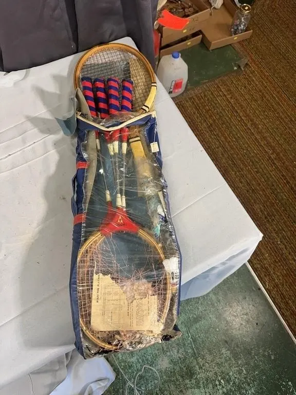 Badminton Set with Four Racquets Net and Vinyl Car