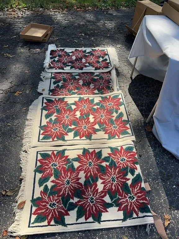 Holiday Poinsettia Motif Wool Stair Tread Rug Set