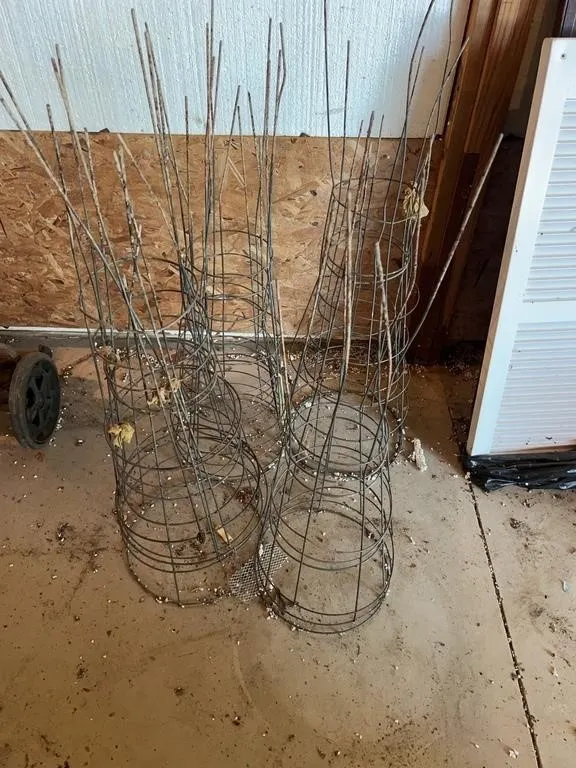 Metal Wire Tomato Cages and Plant Support Trellise
