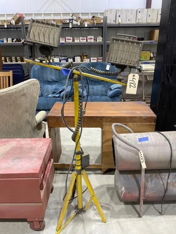 2 Work Lights on Stand