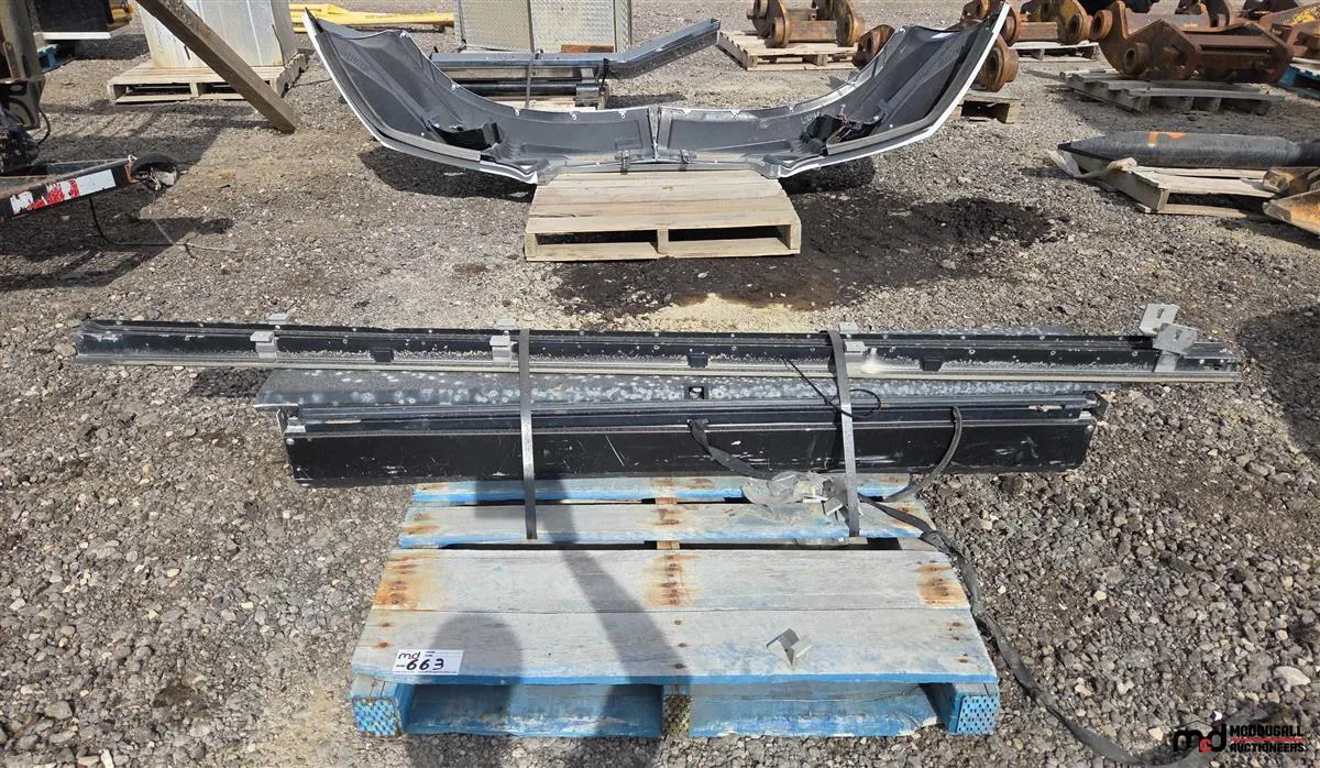 Roll-N-Lock Retractable Tonneau Cover
UNRESERVED