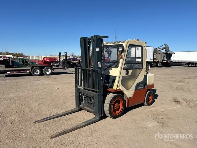 2007 Nissan MUG1F2A30DV 5400 lb Pneumatic Tire Forklift