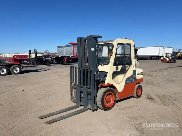 2007 Nissan MUG1F2A30DV 5400 lb Pneumatic Tire Forklift
