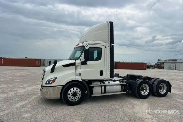 2019 Freightliner Cascadia 116 6x4 T/A Day Cab Truck Tractor