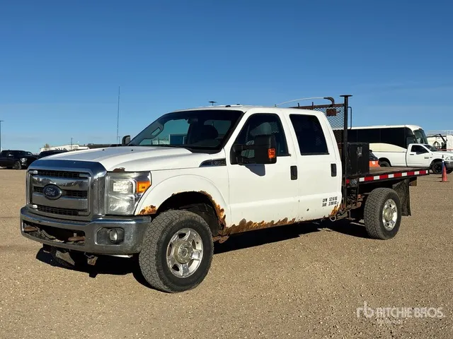 2013 Ford F-350 XLT 4x4 Crew Cab Flatbed Truck