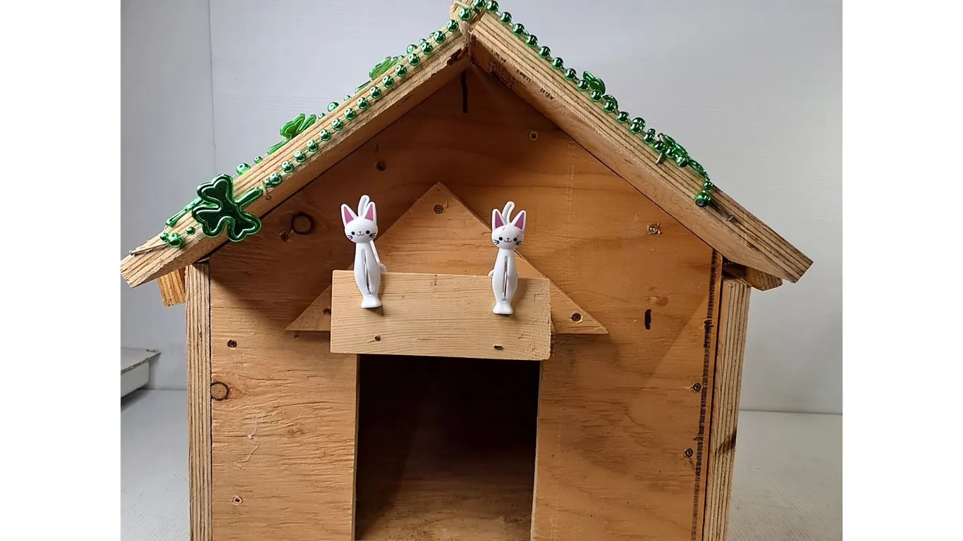 *Wooden Cat House 20"x18"x19" (cannot ship)