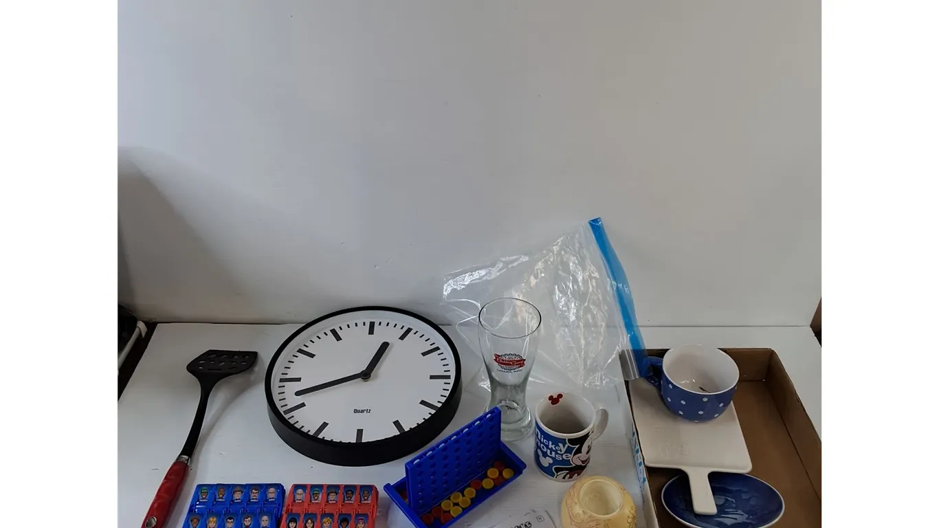 Inline Connect 4 Game Hasbro Guess Who Game Board As-Is, Clock As-Is Mickey Mouse & Bubba Gump Glass