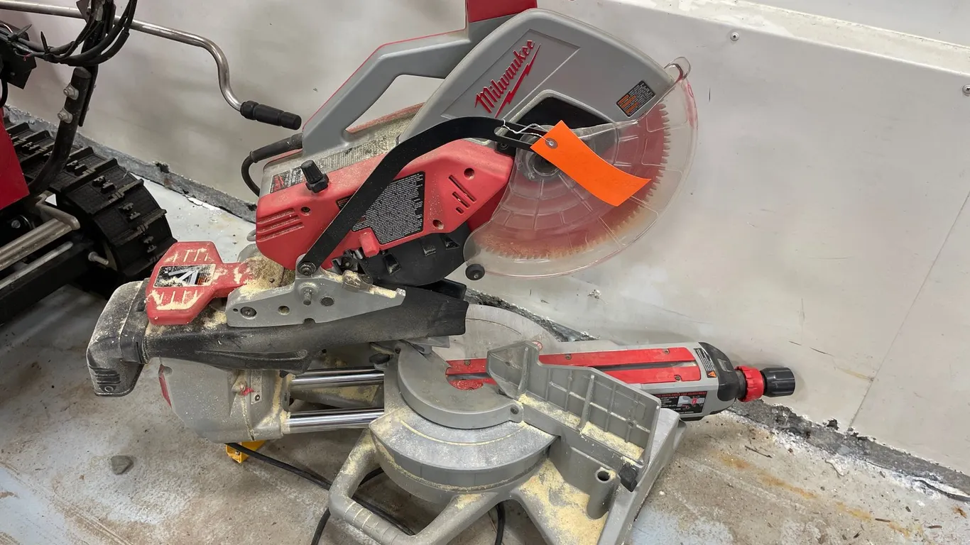 Milwaukee 12" Sliding Compound Miter Saw