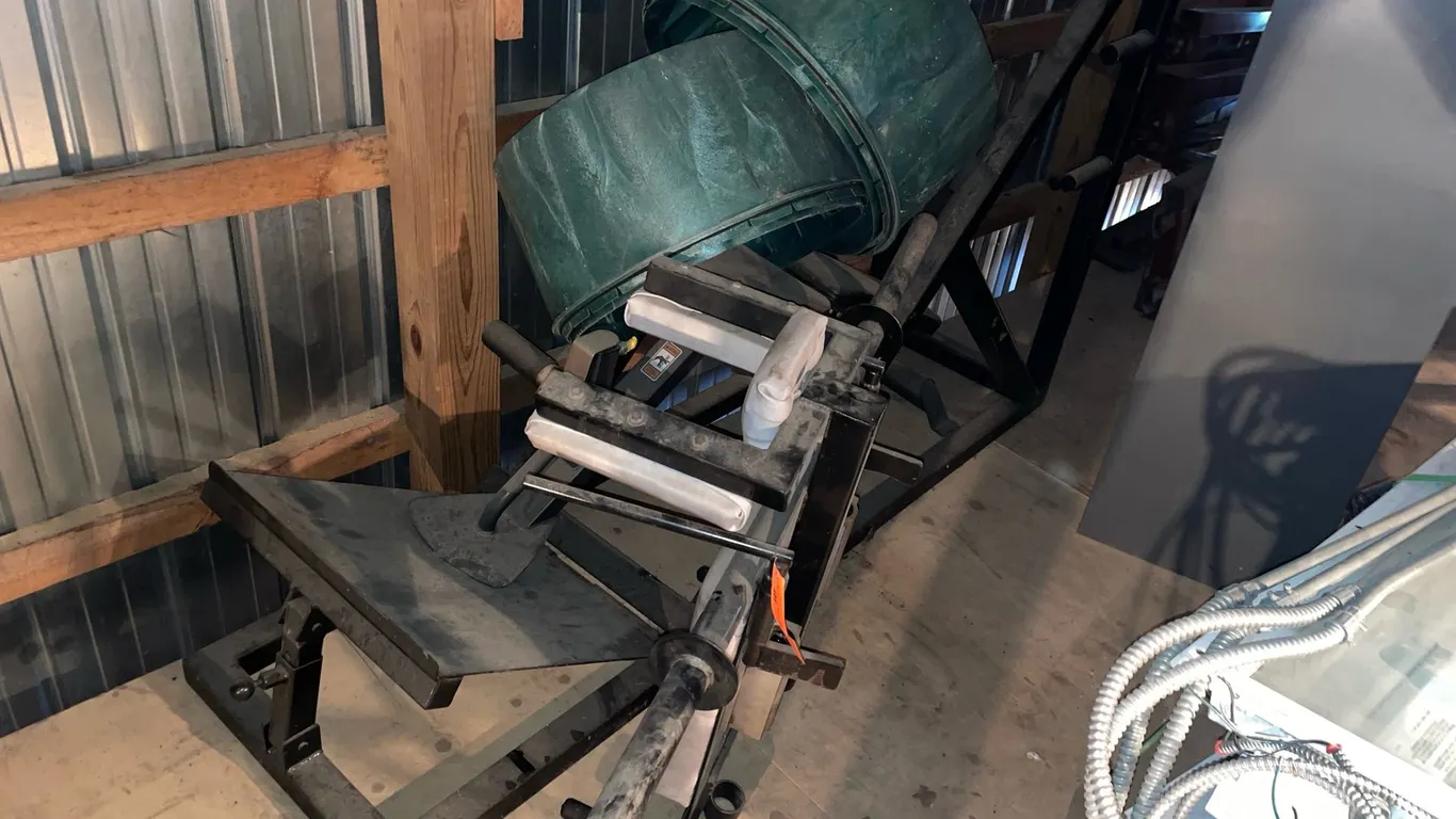 Plate Loaded Leverage Squat Machine with Storage Rack