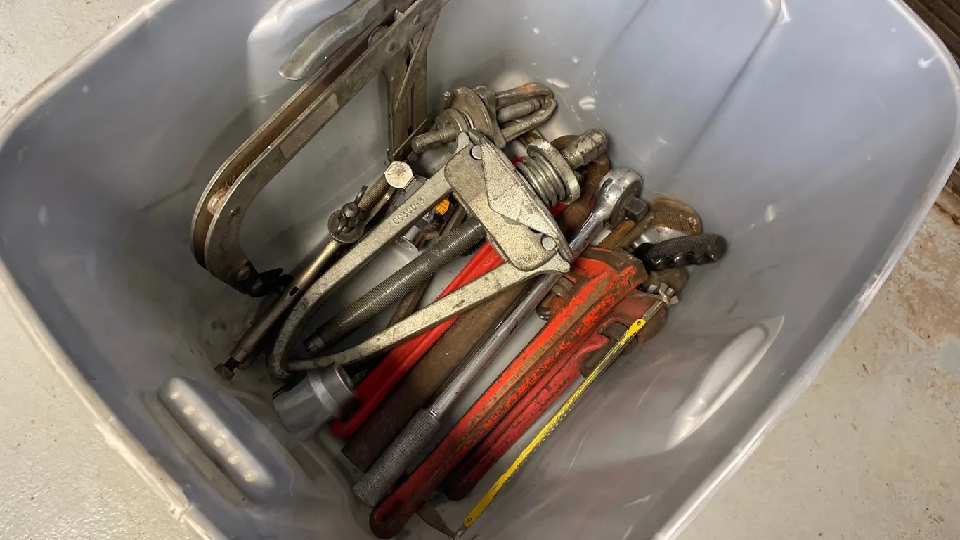 Pipe Wrenches, Mechanical Gear Pullers, Ratchet, and More with Storage Tote