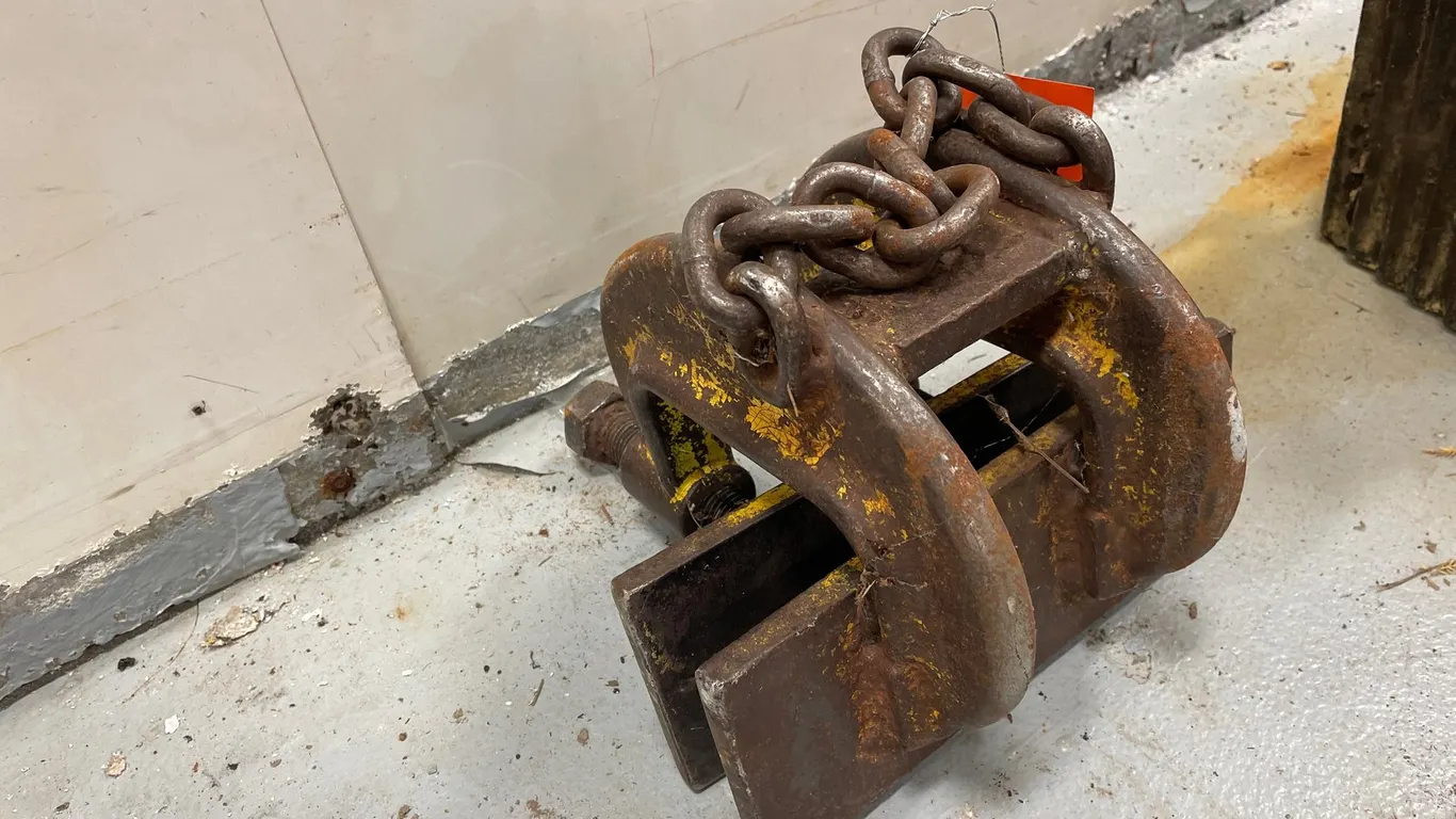 (1) Steel Beam Clamp with Chain
