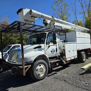 (#9) 2009 International DuraStar 4400 Bucket Truck