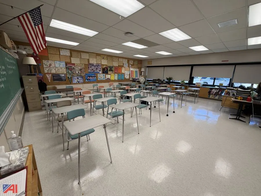 (50) School Desks