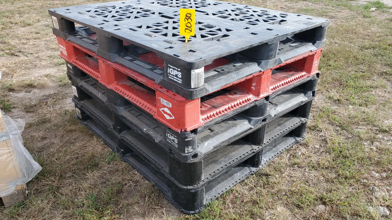 (5) Plastic Pallets