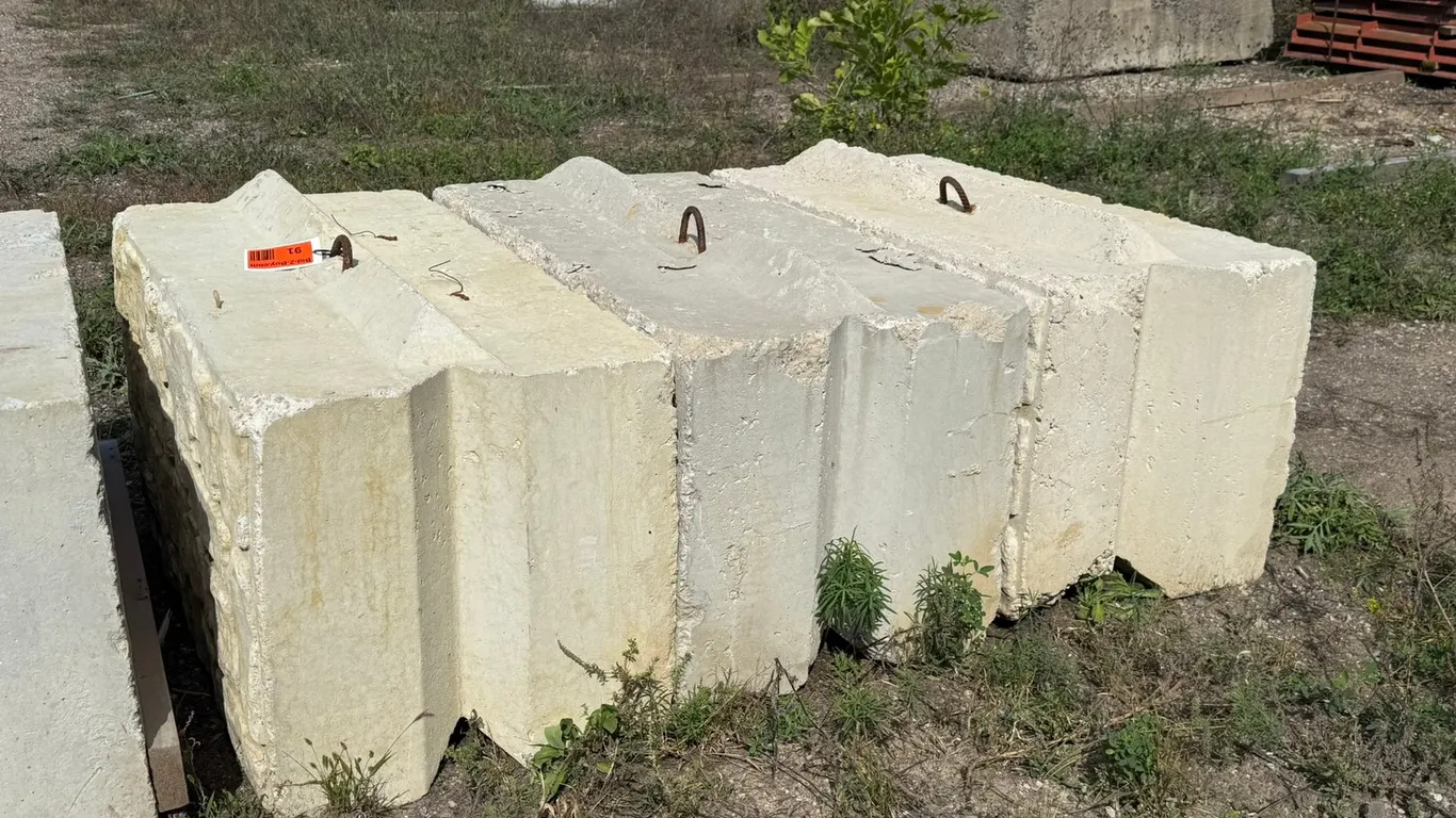 (3) Barrier Blocks