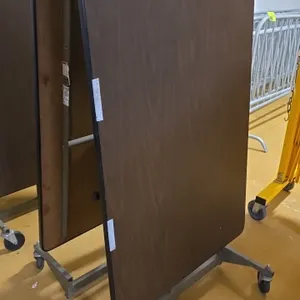 Mobile folding table 8'