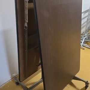 Mobile folding table 8'